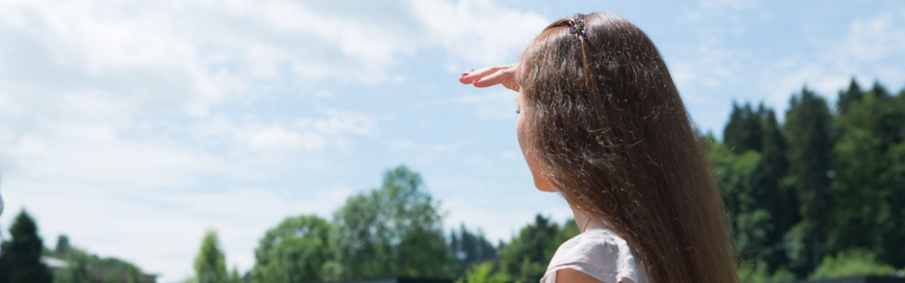 Ragazza guarda in lontananza